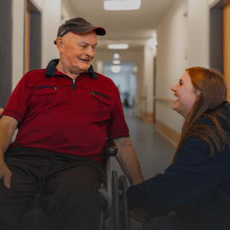 Therapeutin behandelt eine Seniorin im Pflegeeinrichtung