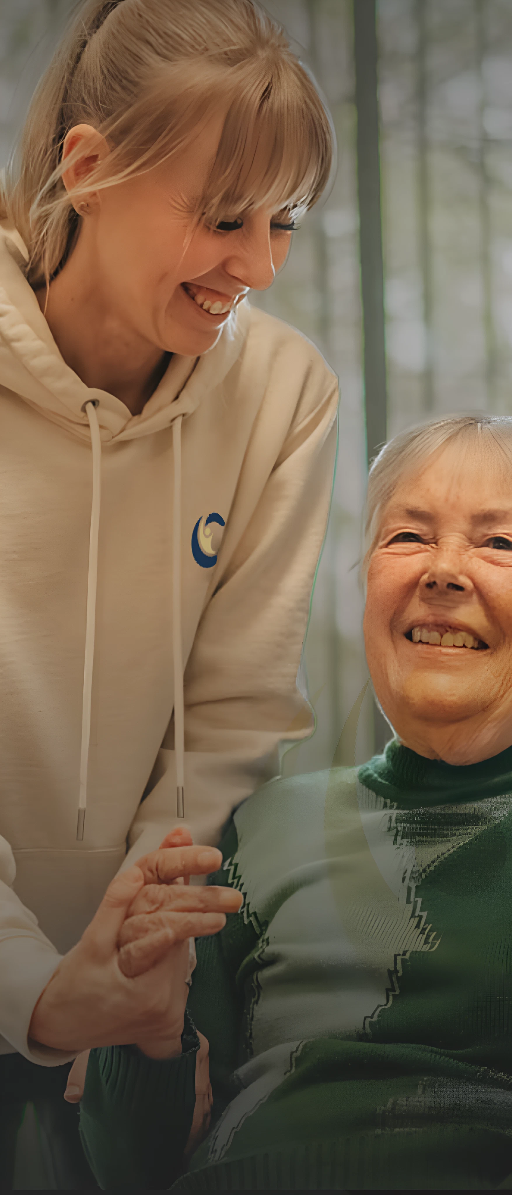 Therapeutin mit Seniorin bei Curano